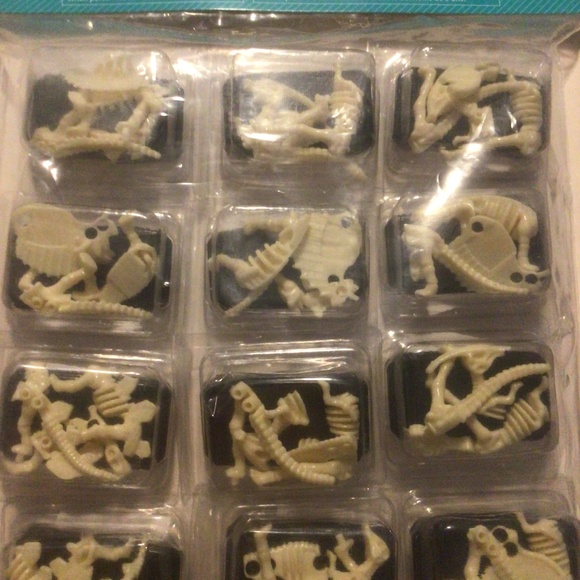 Wilton 🦖 Dinosaur Character Cake Pan with Dinosaur Themed Party Favours - Picture 9 of 9